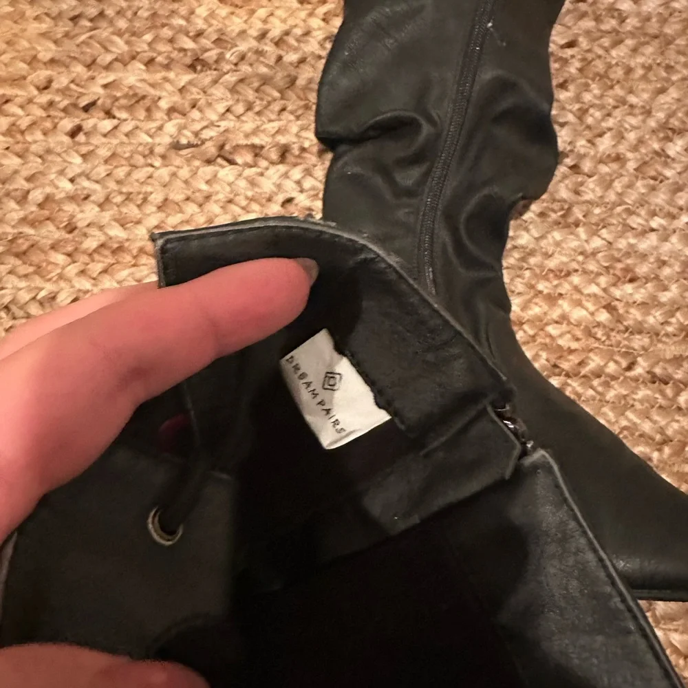 BLACK SCRUNCH KNEE HIGH BOOTS